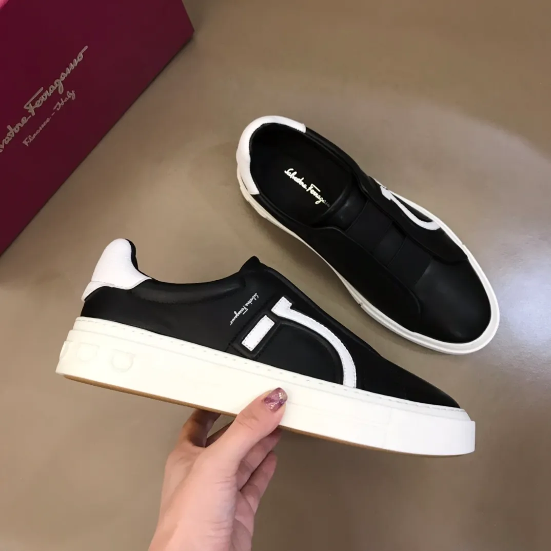 p400【Salvatore Ferraga**】New men's low-top casual shoes! Top-quality cow products, original lasts, made of imported cowhide, first-class texture, first-layer sheepskin lining! Original outsole! The details are exquisite and the style is versatile and upscale! Decorated with a three-dimensional Gancini logo, the back of the tongue and lace-up piping add a pop of color. The high-tech sole features a holographic pattern and Gancini details, making it ideal for a practical yet stylish everyday look. Code number 38-44 (45 can be customized)